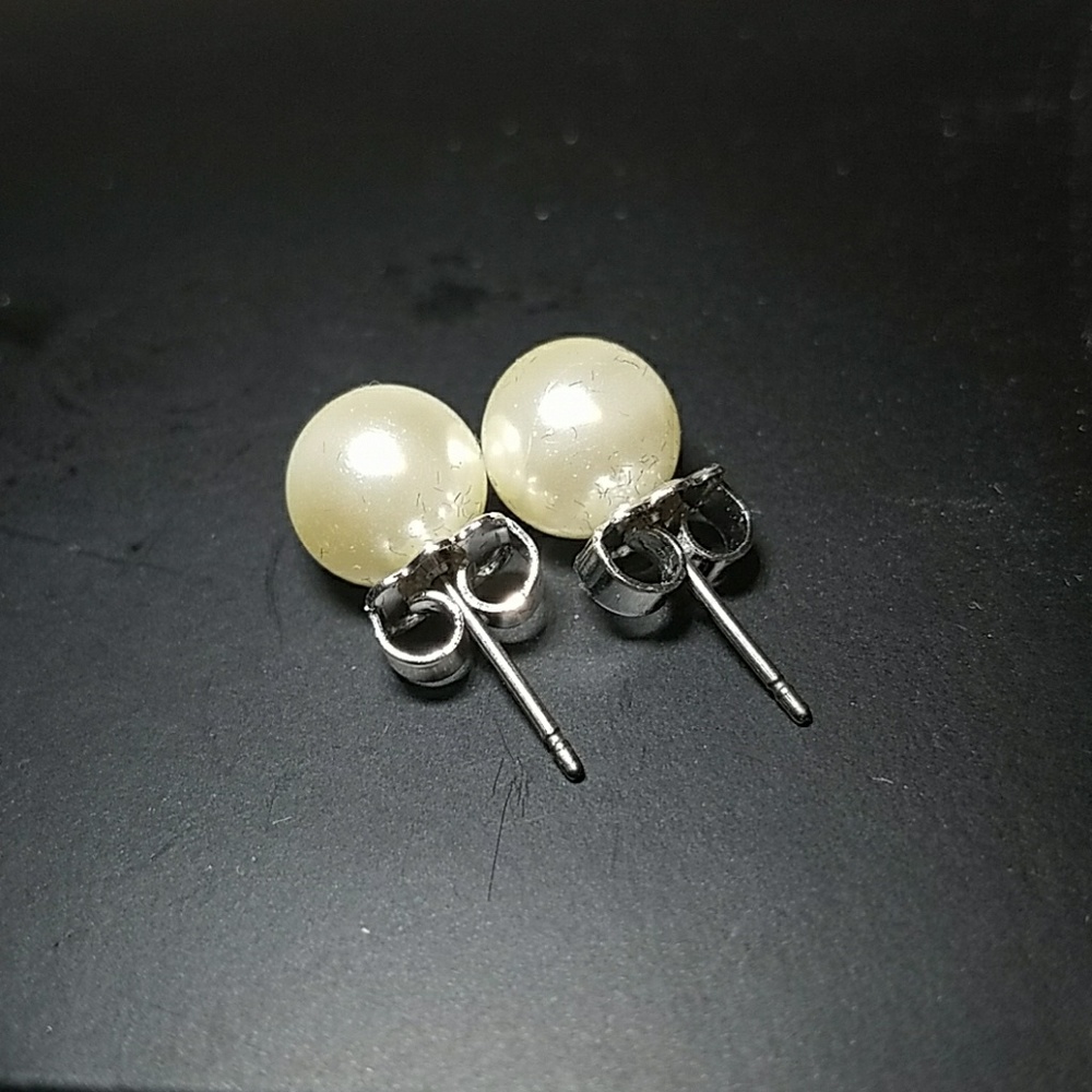 Faux pearl necklace and earrings set - Picture 3 of 5